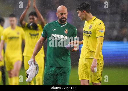 Brüssel, Belgien. 09. März 2023. BRÜSSEL, BELGIEN - MÄRZ 9: Jorge Cuenca von Villarreal CF interagiert mit Pepe Reina von Villarreal CF nach dem Spiel der 16. Etappe eins – UEFA Europa Conference League zwischen RSC Anderlecht und Villarreal CF im Anderlecht Stadium am 9. März 2023 in Brüssel, Belgien (Foto von Joris Verwijst/Orange Pictures) Guthaben: Orange Pics BV/Alamy Live News Stockfoto