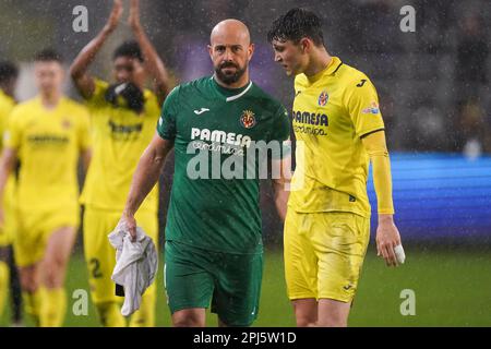 Brüssel, Belgien. 09. März 2023. BRÜSSEL, BELGIEN - MÄRZ 9: Jorge Cuenca von Villarreal CF interagiert mit Pepe Reina von Villarreal CF nach dem Spiel der 16. Etappe eins – UEFA Europa Conference League zwischen RSC Anderlecht und Villarreal CF im Anderlecht Stadium am 9. März 2023 in Brüssel, Belgien (Foto von Joris Verwijst/Orange Pictures) Guthaben: Orange Pics BV/Alamy Live News Stockfoto