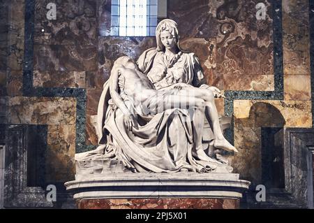 Skulptur der Pieta von Michelangelo im Petersdom des Vatikans Stockfoto