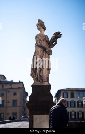 Sommerstatue auf der Ponte Santa Trinita über dem Fluss Arno, Florenz Stockfoto