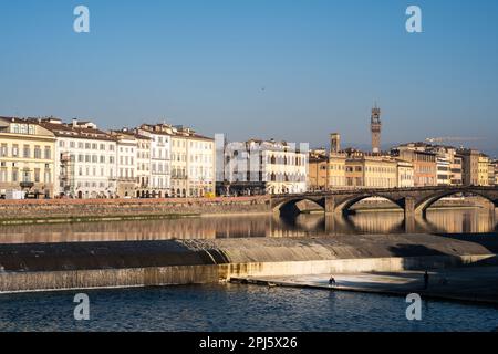 Angeln im Fluss Arno, Florenz Stockfoto