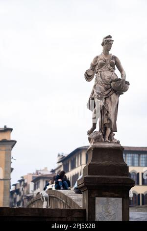 Statue des Frühlings (Primavera) auf der Nordseite der Ponte Santa Trinita über dem Fluss Arno, Florenz Stockfoto