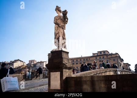 Sommerstatue auf der Ponte Santa Trinita über dem Fluss Arno, Florenz Stockfoto