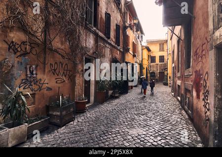 Familienspaziergang durch die engen Gassen von Rom in der Gegend von Trastevere Stockfoto
