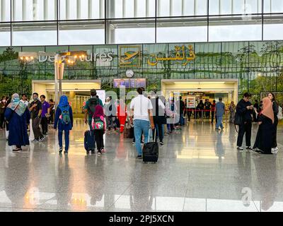 10 3 2023 Personen, die am Flughafen Brunei abreisen und einsteigen Stockfoto