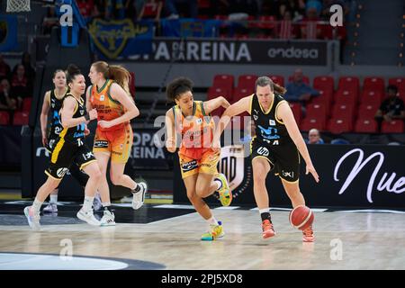 Saragossa, Spanien. 30. März 2023. Cierra Burdick von Valencia Basket (L) und Billie Kim Massey von Movistar Estudiantes (R) in Aktion während des Quarterfinals des Queen's Cup zwischen Valencia Basket und Movistar Estudiantes im Pavilion Principe Felipe. Endstand: Valencia Basket 69:56 Movistar Estudiantes. Kredit: SOPA Images Limited/Alamy Live News Stockfoto