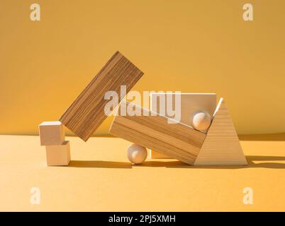 Geometrische Holzformen. Geometrische Zusammensetzung. Szene mit geometrischen Formen. Stockfoto