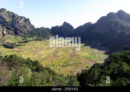 Spektakulärer vulkankrater cova de paul im Morgenlicht mit bebautem Land, umgeben von Wäldern und Bergen, Santo Antao Cabo verde Stockfoto