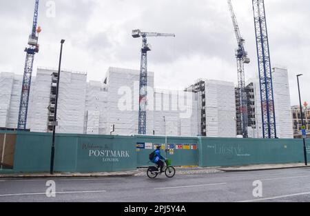 London, Großbritannien. 31. März 2023. Ein Radfahrer fährt an der Postmark-Baustelle in Farringdon vorbei. Am Mount Pleasant werden über 650 neue Premium-Wohnungen gebaut. (Foto: Vuk Valcic/SOPA Images/Sipa USA) Guthaben: SIPA USA/Alamy Live News Stockfoto