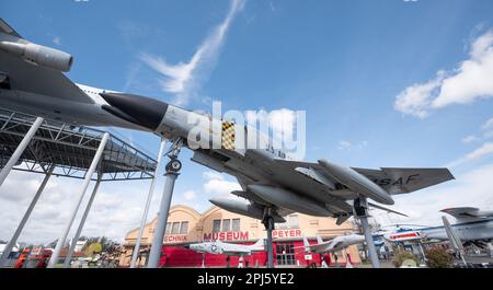 Flugzeuge und Raumfahrzeuge aus dem Speyer Technik Museum Flugzeuge und Space Shuttle Buran-Technik Museum Speyer Stockfoto