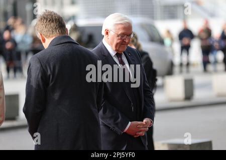 Berlin, Berlin, Deutschland. 31. März 2023. König Karl III. Und seine Frau Camilla nehmen den Zug von Berlin nach Hamburg. Das britische Königspaar reist mit dem Bundespräsidenten Frank-Walter Steinmeier nach Hamburg. Nachdem das königliche Paar die fast eineinhalb Kilometer lange Strecke vom Hotel Adlon zum Bahnhof zurückgelegt hat, werden Charles und Camilla von DB-Chef Richard Lutz begrüßt. (Kreditbild: © Simone Kuhlmey/Pacific Press via ZUMA Press Wire) NUR REDAKTIONELLE VERWENDUNG! Nicht für den kommerziellen GEBRAUCH! Kredit: ZUMA Press, Inc./Alamy Live News Stockfoto