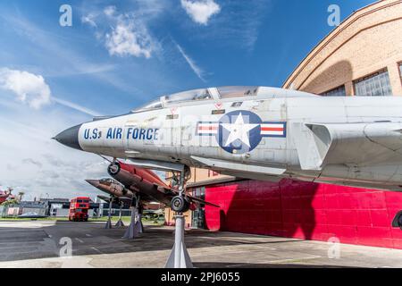 Flugzeuge und Raumfahrzeuge aus dem Speyer Technik Museum Flugzeuge und Space Shuttle Buran-Technik Museum Speyer Stockfoto