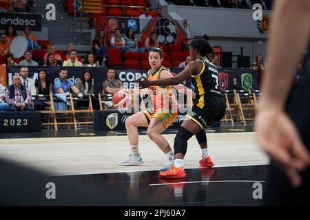 Saragossa, Spanien. 30. März 2023. Elena Buenavida von Valencia Basket (L) und Nadia Angelique Fingall von Movistar Estudiantes (R) in Aktion während des Quarterfinals des Queen's Cup zwischen Valencia Basket und Movistar Estudiantes im Pavilion Principe Felipe. Endstand: Valencia Basket 69:56 Movistar Estudiantes. (Foto: Vicente Vidal Fernandez/SOPA Images/Sipa USA) Guthaben: SIPA USA/Alamy Live News Stockfoto