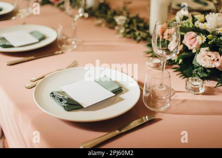 Ein zeitgenössisches Speisezimmer für zwei Personen mit Besteck und Geschirr zum Genießen Stockfoto
