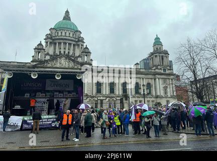 Mitglieder der Gewerkschaften Unison und Nipsa, darunter Vertreter des Ambulanzdienstes für Nordirland (NIAS), protestieren vor dem Rathaus von Belfast in einer anhaltenden Reihe über Bezüge und Bedingungen. Foto: Freitag, 31. März 2023. Stockfoto