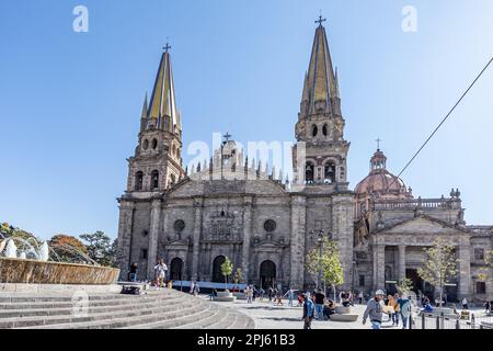 Guadalajara, Jalisco Mexiko. 4. Februar 2023. Fassade der Kathedrale der Himmelfahrt unserer Lieben Frau, barocker Stil und neogotische Türme gekrönt mit Kanne Stockfoto