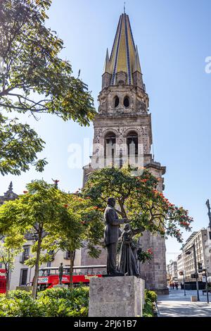 Guadalajara, Jalisco Mexiko. 4. Februar 2023. Statuen auf Sockeln in Rotonda de los Jaliscienses Ilustres, neogotischer Turm gekrönt mit Kacheln von ca. Stockfoto