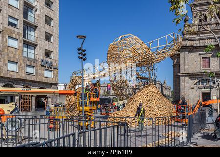 Guadalajara, Jalisco Mexiko. 4. Februar 2023. Bauprozess einer gigantischen Holzskulptur eines Charros, Ikone der Jalisco-Kultur im historischen Zentrum Stockfoto