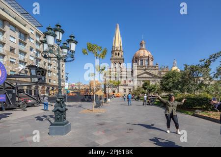 Guadalajara, Jalisco Mexiko. 4. Februar 2023. Stadtbild des historischen Zentrums, Leute genießen, Polizeikontrollturm, Bau einer riesigen Statue von Ch Stockfoto