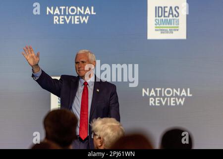 Washington, Usa. 31. März 2023. Der ehemalige Vizepräsident Mike Pence Waves, nachdem er am National Review Institute Ideas Summit 2023 am Freitag, den 31. März 2023, im Salamander Hotel in Washington, DC gesprochen hatte. Foto: Tasos Katopodis/UPI Credit: UPI/Alamy Live News Stockfoto