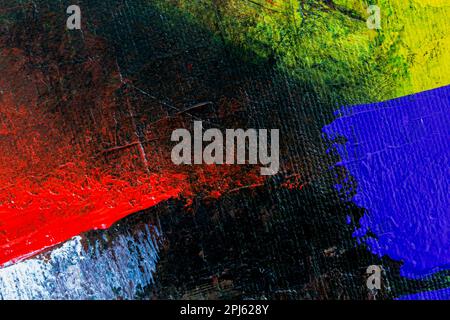 Makronahaufnahme eines abstrakten farbigen Acrylhintergrunds. Rote, gelbe, blaue und weiße Farbe auf Schwarz. Texturierter Vollformathintergrund aus Leinwand. Stockfoto