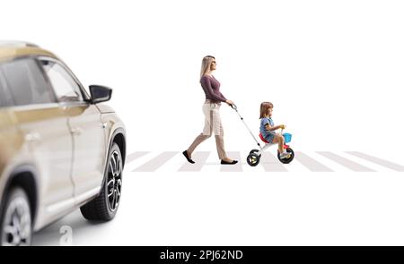 Auto fährt auf eine Mutter zu und schubst ein Kind auf einem Dreirad an einer Fußgängerüberquerung isoliert auf weißem Hintergrund Stockfoto