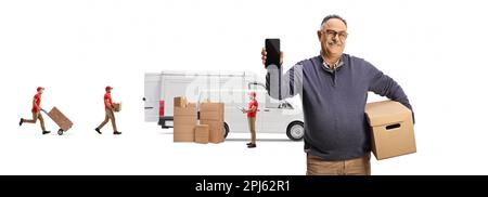 Arbeiter, die Kartons in einen Lieferwagen laden, und reife männliche Kunden, die eine Box in der Hand halten und ein Smartphone isoliert auf weißem Hintergrund zeigen Stockfoto