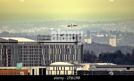 Glasgow, Schottland, Vereinigtes Königreich, 31.t. März 2023. Der Notfall-Helikopter kommt am Helipad Queen elizabeth Hospital in govan an und wird von Personal mit einer Trage auf Rädern empfangen. . Credit Gerard Ferry/Alamy Live News Stockfoto