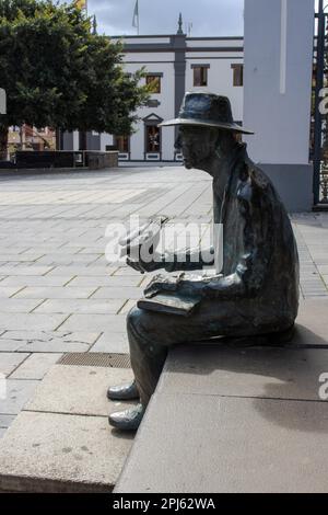 Statue von Suso Machin, spanischer Maler mit Taube. Platz im Stadtzentrum. Puerto del Rosario, Fuerteventura, Kanarische Inseln, Spanien. Stockfoto