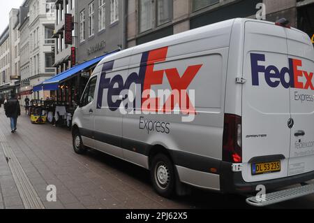 Kopenhagen /Dänemark/31. März 2023/Personen Spaziergang im Fedex Express Delivry Van in der danischen Hauptstadt Kopenhagen Dänemark. (Foto: Francis Joseph Dean/Dean Pictures) Stockfoto