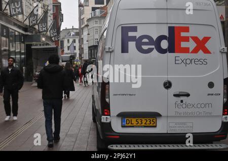 Kopenhagen /Dänemark/31. März 2023/Personen Spaziergang im Fedex Express Delivry Van in der danischen Hauptstadt Kopenhagen Dänemark. (Foto: Francis Joseph Dean/Dean Pictures) Stockfoto