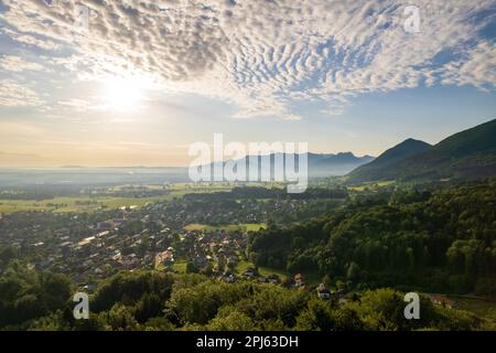Wunderschöner Blick auf Bad Feilnbach in bayern am frühen Morgen bei Sonnenaufgang Stockfoto