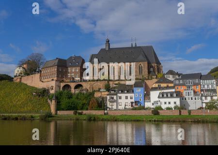Blick auf die deutsche Stadt Saarburg mit der Kirche St. Laurentius Stockfoto