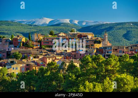 FRANKREICH. DIE PROVENCE. VAUCLUSE (84) LUBERON REGIONAL NATURAL PARK. DAS DORF ROUSSILLON GILT ALS EINES DER SCHÖNSTEN DÖRFER FRANKREICHS Stockfoto