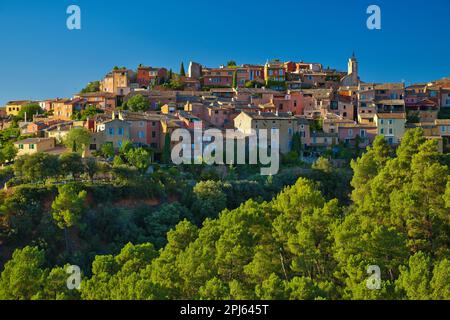 Frankreich. Die Provence. Vaucluse (84) Luberon Regional Natural Park. Das Dorf Roussillon gilt als eines der schönsten Dörfer Frankreichs Stockfoto