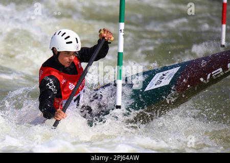 Markkleeberg, Deutschland, 07. April 2019: Die slowakische Kanoistin Mahuliena Durecova tritt bei der ICF Wome Canoe Slalom Weltmeisterschaft an Stockfoto