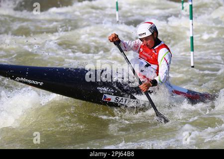 Markkleeberg, Deutschland, 07. April 2019: Canoeist Martina Satkova (CZE) nimmt an der ICF Wome Canoe Slalom Weltmeisterschaft Teil Stockfoto