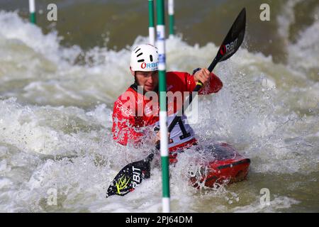 Markkleeberg, Deutschland, 07. April 2019: Kanoeist Stefan Hengst (GER) in Aktion während der ICF Männer Kanu Slalom Weltmeisterschaft Stockfoto