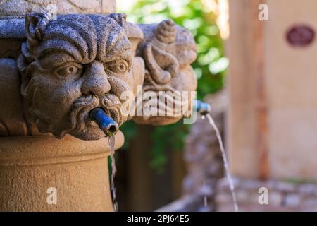 FRANKREICH. Vaucluse (84) Séguret schönste Dörfer Frankreichs Brunnen Maskaronen, (Brunnen Comtadine) Stockfoto