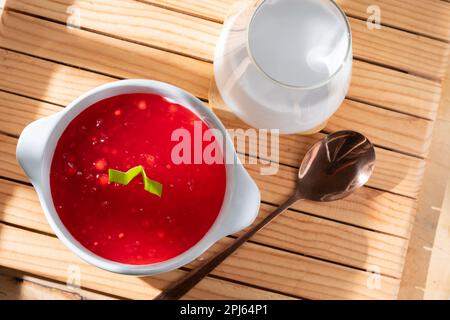Pearl Porridge oder Pearl Sago. Beliebte indonesische Desserts werden häufig während des Ramadhans serviert. Serviert in einer Keramikschüssel mit Pandan Stockfoto