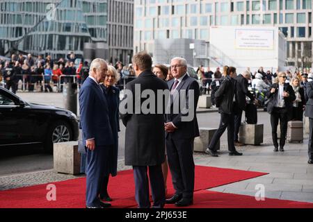 Berlin, Deutschland. 31. März 2023. König Karl III. Und seine Frau Camilla werden vom DB-Chef Richard Lutz begrüßt, da sie am 31. März 2023 am Bahnhof Berlin in Berlin einen Zug nehmen werden. Charles und Camila reisen zusammen mit dem Bundespräsidenten Frank-Walter Steinmeier nach Hamburg. (Foto: Simone Kuhlmey/Pacific Press/Sipa USA) Guthaben: SIPA USA/Alamy Live News Stockfoto
