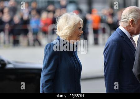 Berlin, Deutschland. 31. März 2023. König Karl III. Und seine Frau Camilla werden vom DB-Chef Richard Lutz begrüßt, da sie am 31. März 2023 am Bahnhof Berlin in Berlin einen Zug nehmen werden. Charles und Camila reisen zusammen mit dem Bundespräsidenten Frank-Walter Steinmeier nach Hamburg. (Foto: Simone Kuhlmey/Pacific Press/Sipa USA) Guthaben: SIPA USA/Alamy Live News Stockfoto