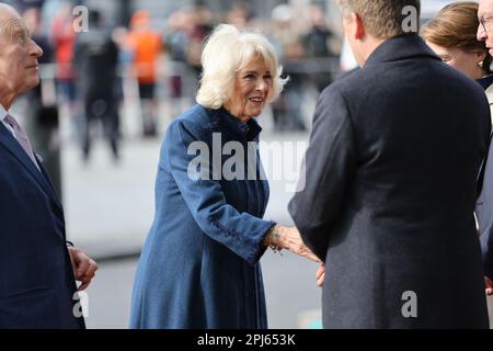 Berlin, Deutschland. 31. März 2023. König Karl III. Und seine Frau Camilla werden vom DB-Chef Richard Lutz begrüßt, da sie am 31. März 2023 am Bahnhof Berlin in Berlin einen Zug nehmen werden. Charles und Camila reisen zusammen mit dem Bundespräsidenten Frank-Walter Steinmeier nach Hamburg. (Foto: Simone Kuhlmey/Pacific Press/Sipa USA) Guthaben: SIPA USA/Alamy Live News Stockfoto