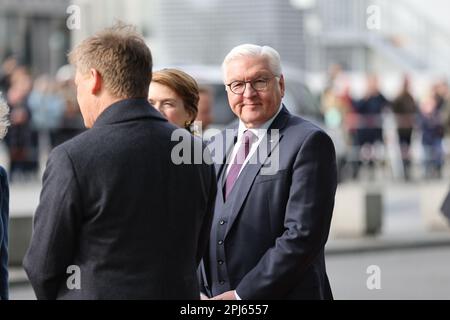 Berlin, Deutschland. 31. März 2023. König Karl III. Und seine Frau Camilla werden vom DB-Chef Richard Lutz begrüßt, da sie am 31. März 2023 am Bahnhof Berlin in Berlin einen Zug nehmen werden. Charles und Camila reisen zusammen mit dem Bundespräsidenten Frank-Walter Steinmeier nach Hamburg. (Foto: Simone Kuhlmey/Pacific Press/Sipa USA) Guthaben: SIPA USA/Alamy Live News Stockfoto