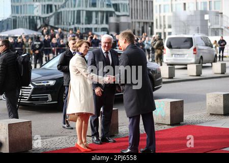 Berlin, Deutschland. 31. März 2023. König Karl III. Und seine Frau Camilla werden vom DB-Chef Richard Lutz begrüßt, da sie am 31. März 2023 am Bahnhof Berlin in Berlin einen Zug nehmen werden. Charles und Camila reisen zusammen mit dem Bundespräsidenten Frank-Walter Steinmeier nach Hamburg. (Foto: Simone Kuhlmey/Pacific Press/Sipa USA) Guthaben: SIPA USA/Alamy Live News Stockfoto