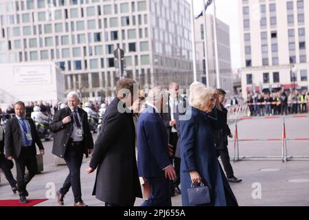 Berlin, Deutschland. 31. März 2023. König Karl III. Und seine Frau Camilla werden vom DB-Chef Richard Lutz begrüßt, da sie am 31. März 2023 am Bahnhof Berlin in Berlin einen Zug nehmen werden. Charles und Camila reisen zusammen mit dem Bundespräsidenten Frank-Walter Steinmeier nach Hamburg. (Foto: Simone Kuhlmey/Pacific Press/Sipa USA) Guthaben: SIPA USA/Alamy Live News Stockfoto