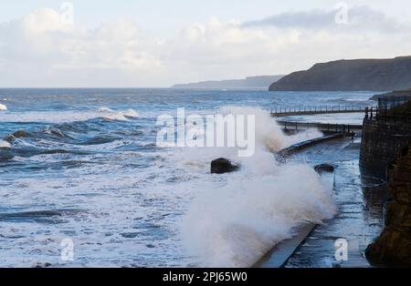 Schwere See bricht über dem Ufer von Scarborough South Bay Stockfoto