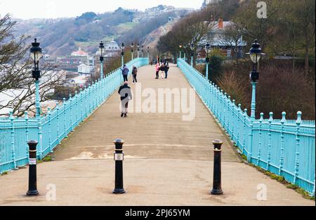 Blick über die Spa Bridge in Scarborough an einem Wintertag Stockfoto