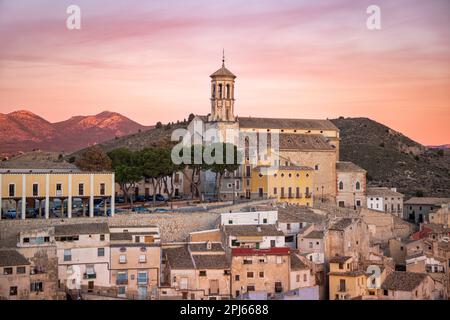 Blick auf die Altstadt von Cehegn, Murcia, Spanien mit der Gemeinde Santa Maria Magdalena auf der Plaza del Castillo Stockfoto