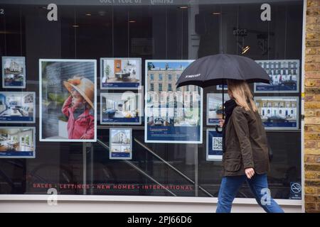 London, Großbritannien. 31. März 2023. Eine Frau geht an einem Immobilienmakler in Zentral-London vorbei, während die britischen Immobilienpreise mit dem schnellsten jährlichen Kurs seit 2009 fallen. (Foto: Vuk Valcic/SOPA Images/Sipa USA) Guthaben: SIPA USA/Alamy Live News Stockfoto